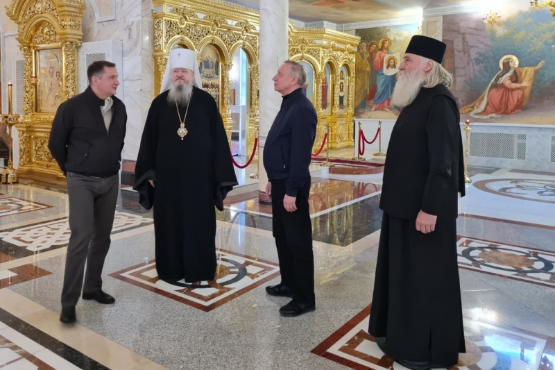 Губернаторы Александр Беглов и Александр Цыбульский и митрополит Каширский Феогност посетили Михаило-Архангельский кафедральный собор Губернаторы Александр Беглов и Александр Цыбульский и митрополит Каширский Феогност посетили Михаило-Архангельский кафедральный собор