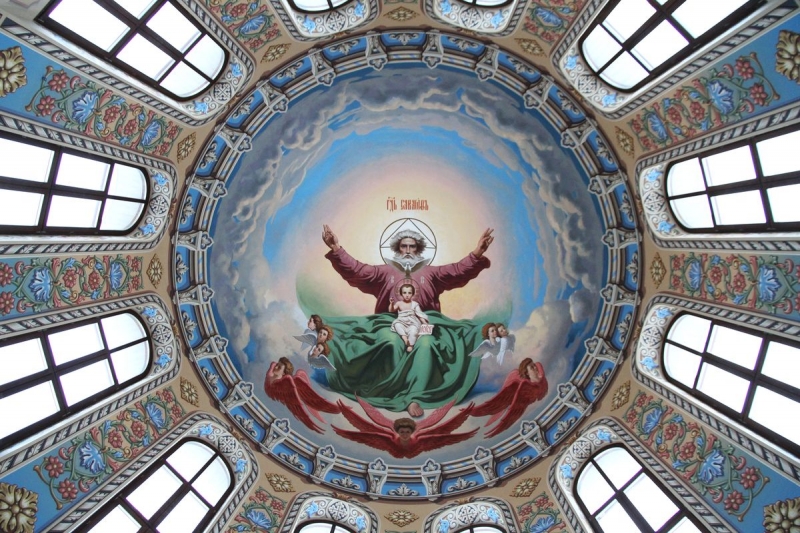 Живописцы расписали барабан купола Михаило-Архангельского собора в академическом стиле XIX столетия