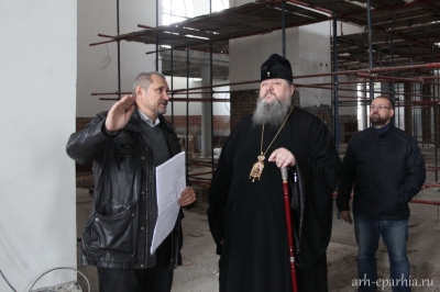 Митрополит Корнилий проинспектировал строительство Михаило-Архангельского собора