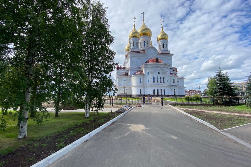 Завершено благоустройство территории Михаило-Архангельского кафедрального собора