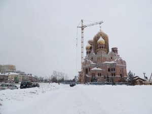 На купол звонницы Михаило-Архангельского собора поднят крест