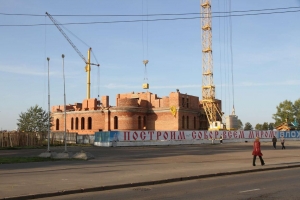 Строители продолжают возведение второго этажа Михаило-Архангельского кафедрального собора 