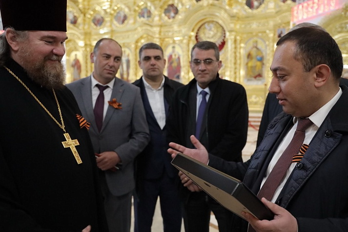 Гости из Вайоц-Дзорской области Армении посетили Михаило-Архангельский собор