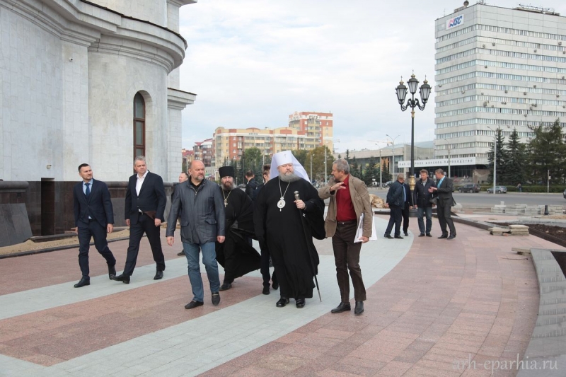 Митрополит Корнилий и первые лица региона посетили строящийся в Архангельске собор