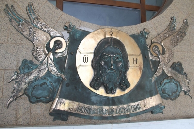 Барельеф с изображением Христа украсил парадный вход Михаило-Архангельского собора