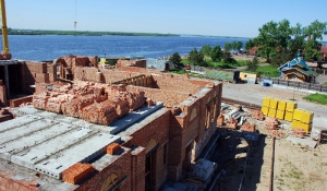 Строители возводят перекрытие между первым и вторым этажами Михаило-Архангельского кафедрального собора